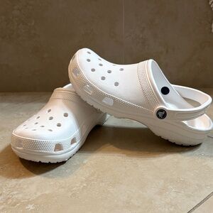 White CROCS men’s 8/ women’s 10